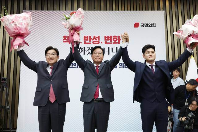 ▲국민의힘 신임 원내대표로 당선된 송언석 의원이 16일 원내대표 선출 의원총회가 열린 국회 회의장에서 권성동 전 원내대표, 김용태 비상대책위원장과 기념촬영을 하고 있다. ⓒ연합뉴스