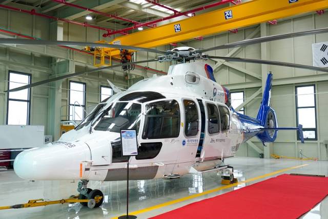 ▲제주국제공항 내 격납고에 대기 중인 제주 응급의료전용헬기.ⓒ제주도