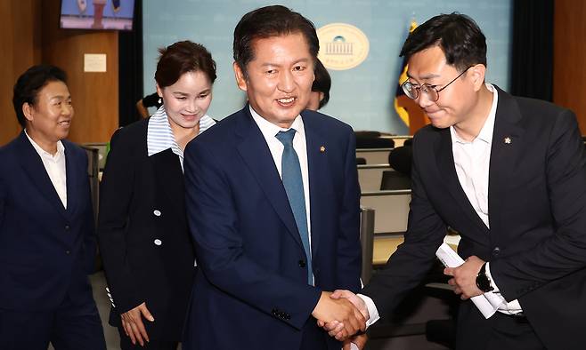 정청래 더불어민주당 의원이 15일 오후 서울 여의도 국회 소통관에서 당대표 출마 선언 기자회견을 마치고 나서며 장경태 의원 등과 인사하고 있다. 뉴스1