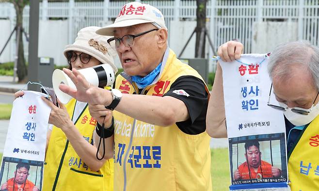 최성룡 납북자가족모임 대표가 16일 서울 종로구 정부서울청사 앞에서 대북전단 살포 관련 기자회견을 하고 있다. 납북자가족모임은 정부가 납북자 생사확인을 하지 못하고 있기 때문에 북한에 납치된 가족 소식지 보내기 활동을 한 것이라며 답변이 올때까지 소식지를 보낼 것이라고 밝혔다. 뉴스1