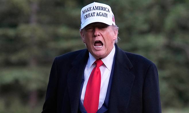 도널드 트럼프 미국 대통령이&nbsp;G7 정상회의 장소인 캐나다 앨버타주의 휴양&nbsp;도시&nbsp;카나나스키스에 도착한 직후 취재진에게 인사하고 있다. 트럼프 대통령은 에마뉘엘 마크롱 프랑스 대통령과 더불어 G7 외교 경험이 가장 풍부한 정상으로 꼽힌다. AP연합뉴스