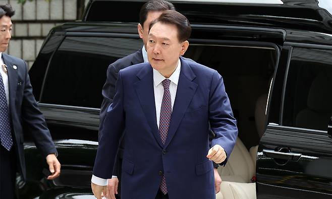 윤석열 전 대통령이 16일 서울 서초구 중앙지방법원에서 열린 내란 우두머리 혐의, 집권남용 권리행사방해 혐의 사건 7차 공판을 받기 위해 법원으로 들어오고 있다. 공동취재단
