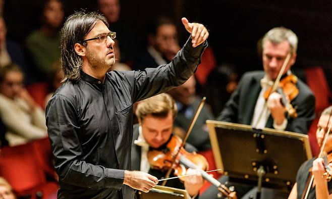 국내 대표적 여름 클래식 축제인 ‘클래식 레볼루션’의 새 예술감독을 맡게 된 지휘자 겸 바이올리니스트 레오니다스 카바코스. 롯데문화재단 제공