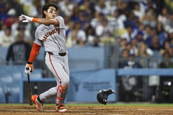 이정후(샌프란시스코 자이언츠)가 15일(한국시간) 미국 캘리포니아주 다저스타디움에서 열린 미국프로야구 메이저리그(MLB) 로스앤젤레스 다저스와의 정규리그 원정 경기에서 6회초 헛스윙 삼진을 당하고 있다. 위 작은 사진은 이날 이정후와 빅리그 정규리그 첫 맞대결을 펼친 김혜성(다저스)이 경기 시작 전 환하게 웃는 모습. 김혜성은 4타수 1안타 1타점을 기록했지만 이정후는 4타수 무안타로 침묵했다. 로스앤젤레스 AP 연합뉴스