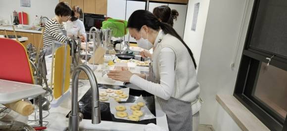 서울시 한 1인가구 지원센터에서 요리가 가미된 소셜다이닝 프로그램이 진행 중이다.   서울시 제공