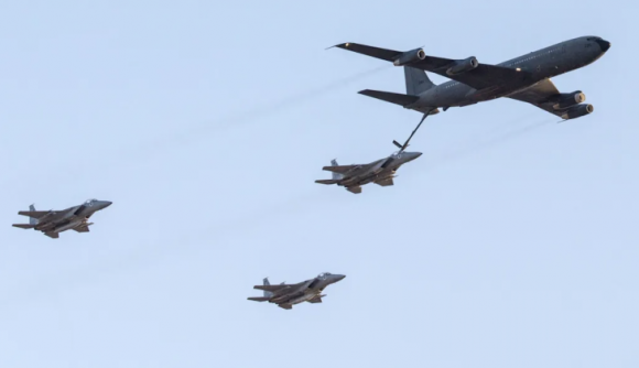 이스라엘 F-15 전투기에 재급유하는 공중급유기. 출처=미 공군