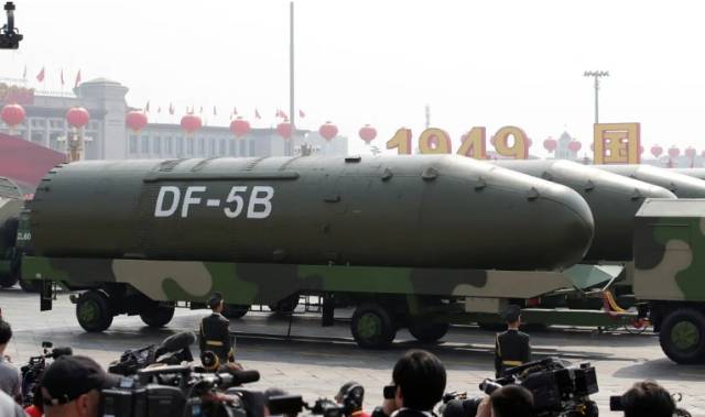 중국의 첫 대륙간탄도미사일(ICBM) ‘둥펑(DF)-5’을 탑재한 군용 차량들 모습. 연합뉴스