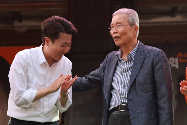 김종인 전 국민의힘 비상대책위원장이 28일 서울 강남구 코엑스 동문에서 열린 개혁신당 이준석 후보의 집중유세 현장을 찾아 이 후보를 격려하고 있다. 연합뉴스