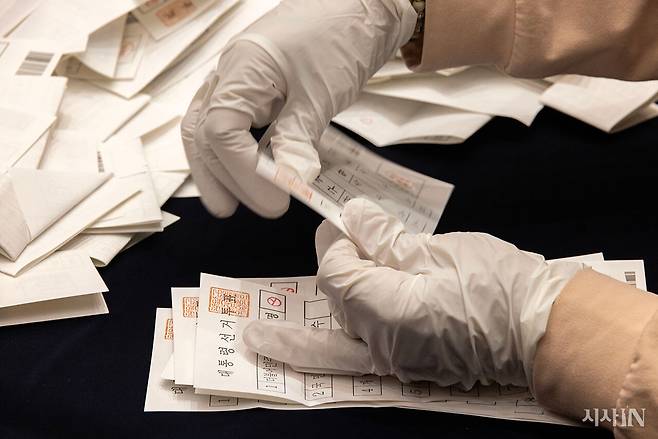 6월3일 저녁 서울 관악구 서울대체육관에 마련된 관악구선관위 개표소에서 선거사무원들이 개표작업을 하고 있다. ⓒ시사IN 조남진