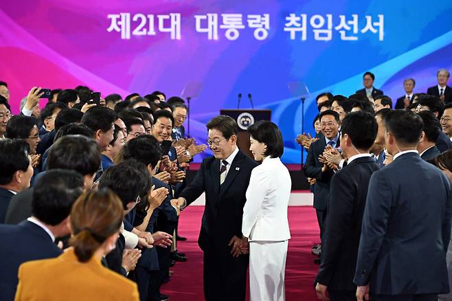 6월4일 이재명 대통령이 국회에서 제21대 대통령 취임선서에 참석해 의원들과 인사를 하고 있다. ⓒ국회사진기자단