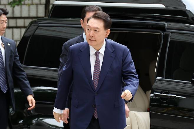 윤석열&nbsp;전 대통령이 16일 서울 서초구 서울중앙지방법원에서 열린 내란 우두머리 혐의·직권남용 권리행사 방해 혐의 사건 7차 공판에 출석하고 있다. ⓒ사진공동취재단
