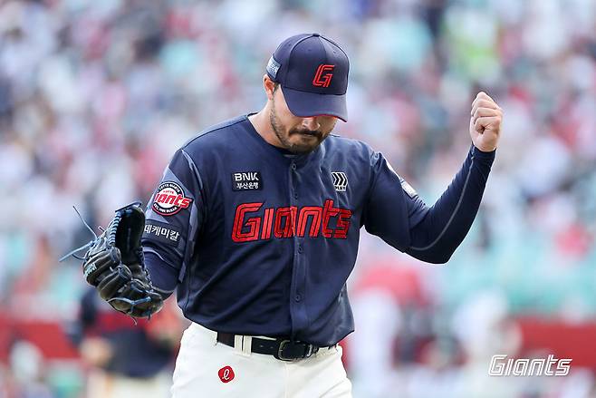 롯데 외국인투수 알렉 감보아가 14일 인천SSG랜더스필드에서 열린 SSG와 원정경기에 선발등판해 6이닝 1실점으로 역투한 뒤 주먹을 불끈 쥐고 있다. 사진제공｜롯데 자이언츠