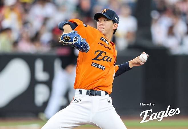 한화 황준서가 15일 대전 한화생명볼파크에서 열린 2025 KBO리그 LG전에 팀 두 번째 투수로 등판해 힘차게 공을 던지고 있다. 올해 5번째 등판에서 시즌 첫 승을 수확하며 의미 있는 수확을 거뒀다. 사진제공｜한화 이글스