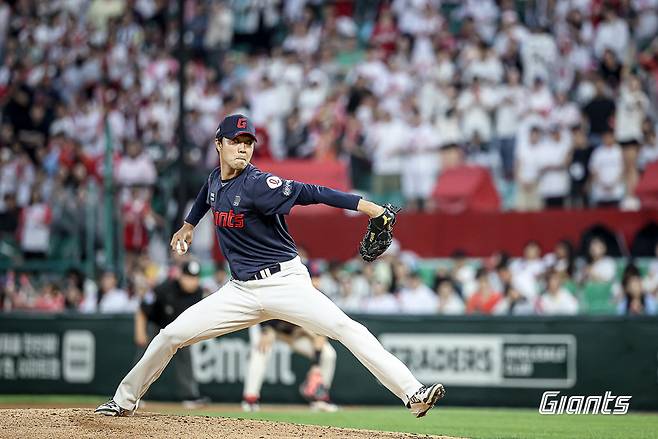 롯데 윤성빈이 15일 인천SSG랜더스필드에서 열린 SSG와 원정경기 7회말 구원등판해 역투하고 있다. 사진제공|롯데 자이언츠