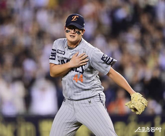 한화 김서현이 ‘2025 신한 SOL 뱅크 KBO 올스타전’ 베스트12 팬 투표 2차 중간 집계 결과, 130만4258표를 받아 전체 후보 가운데 가장 많은 표를 얻었다. 득표율은 전체 257만7376표 중 약 50.6%다. 스포츠동아DB