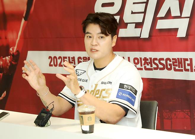 추신수 SSG 구단주 보좌역 겸 육성총괄이 지난 14일 SSG랜더스필드에서 공식 은퇴식을 앞두고 취재진과 회견하고 있다. SSG 랜더스 제공
