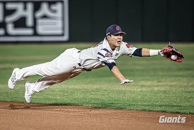 ▲ 김민성은 헌신적인 모습으로 김태형 감독의 박수를 이끌어내고 있다 ⓒ롯데자이언츠