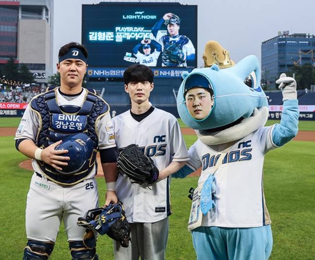 NC 김형준(맨 왼쪽)과 동생 김승준 씨가 13일 창원 KIA전을 앞두고 기념촬영을 하고 있다. /사진=NC 다이노스 제공