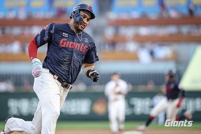 주루하는 레이예스. /사진=롯데 자이언츠