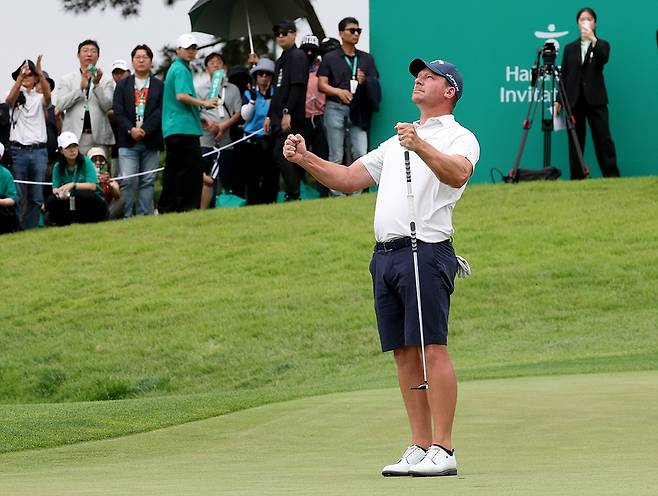 남아공의 숀 노리스가 15일 경기 안산 더헤븐CC에서 열린 하나은행 인비테이셔널에서 우승을 차지하고 세리머니를 하고 있다. /사진=KPGA 제공