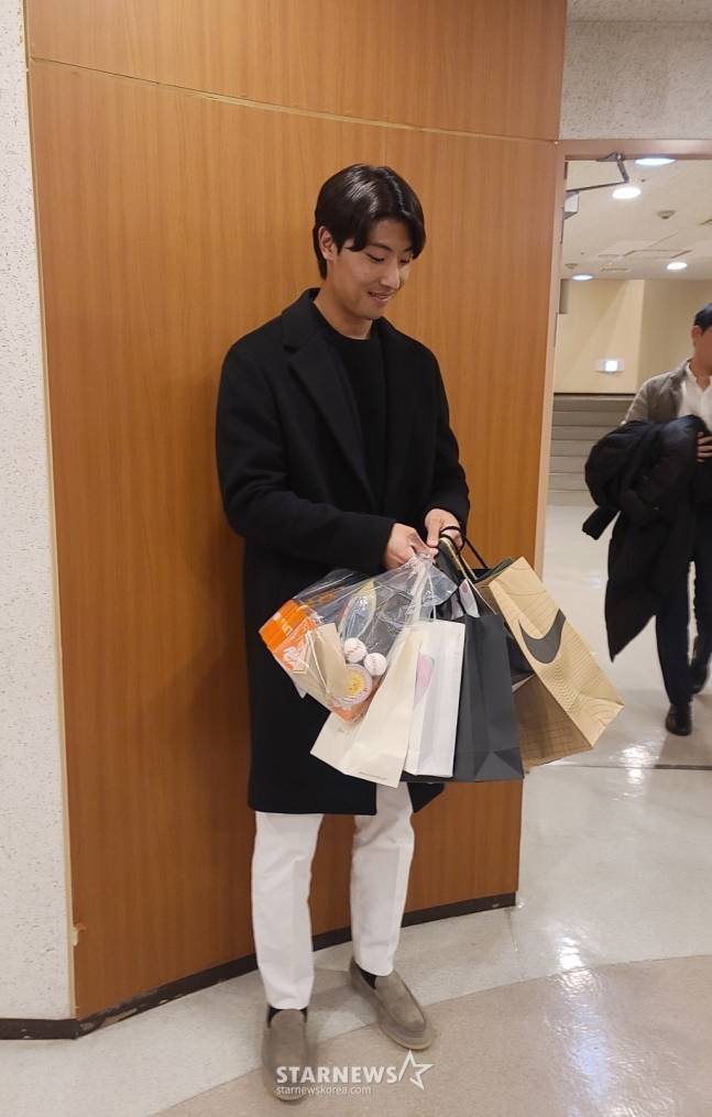 이정용이 입대 전 팬들이 전한 선물을 바라보며 미소를 짓고 있다. /사진=김우종 기자