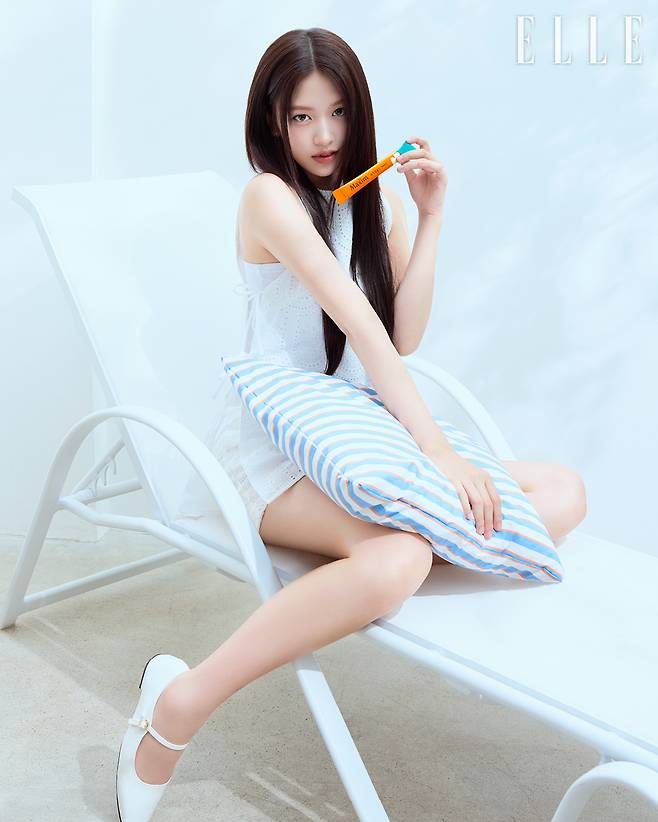 안유진, '안댕댕'과 '냉미녀' 사이