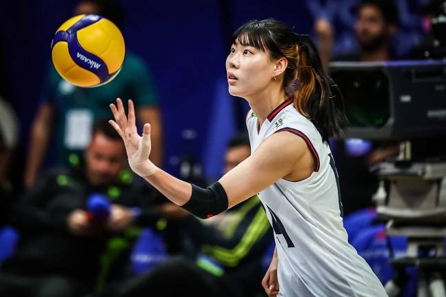 VNL 독일전에서 서브를 넣고 있는 정윤주. /사진=FIVB 제공