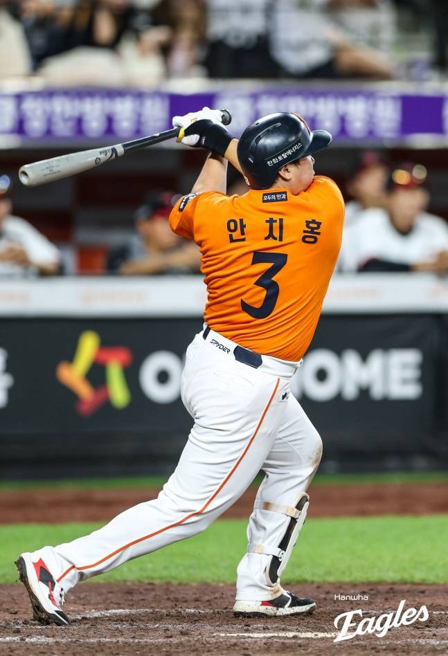 한화 안치홍이 15일 대전 LG전에서 안타를 치고 있다. /사진=한화 이글스 제공