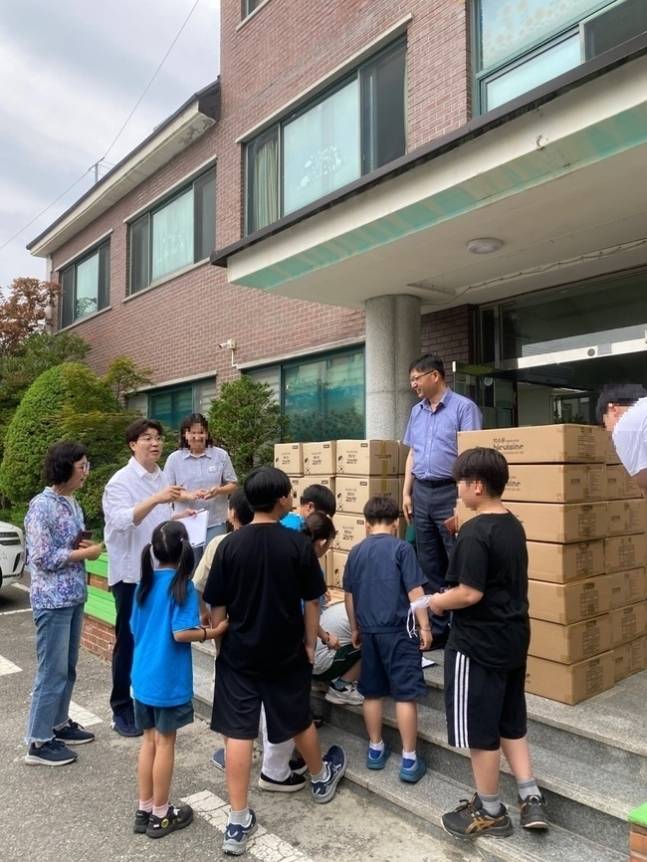 박수홍이 24년간 후원해온 보육원 애신원을 찾아 아이들을 만났다.