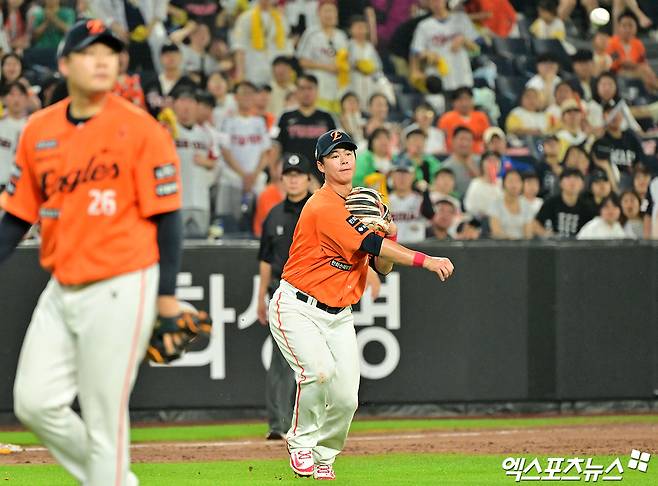15일 오후 대전 한화생명 볼파크에서 열린 '2025 신한 SOL Bank KBO리그' LG 트윈스와 한화 이글스의 경기, 7회초 2사 한화 노시환이 LG 구본혁의 타구를 잡아 1루로 송구하고 있다. 대전, 김한준 기자