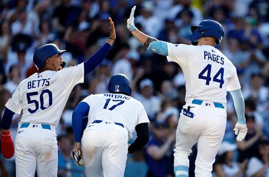 LA 다저스 앤디 파헤스가 16일 다저스타디움에서 열린 샌프란시스코 자이언츠와 홈 경기에서 5회 말 경기를 뒤집는 스리런 홈런을 날렸다. 연합뉴스