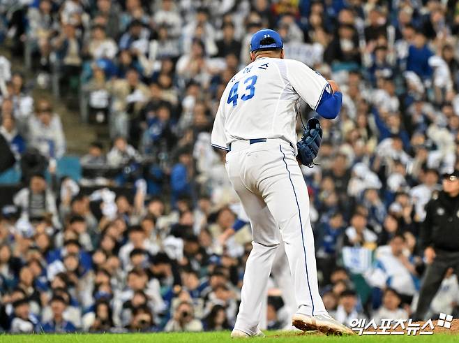 25일 오후 대구삼성라이온즈파크에서 열린 '2024 신한 SOL Bank KBO 한국시리즈' KIA 타이거즈와 삼성 라이온즈의 3차전 경기, 7회초 수비를 마친 삼성 선발투수 레예스가 기뻐하고 있다. 엑스포츠뉴스 DB
