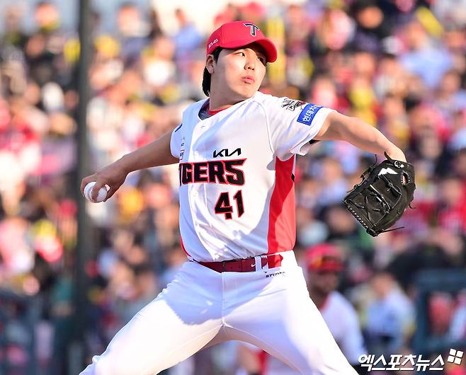 22일 오후 광주기아챔피언스필드에서 열린 '2025 신한 SOL Bank KBO리그' NC 다이노스와 KIA 타이거즈의 개막전 경기, 9회초 KIA 황동하가 공을 힘차게 던지고 있다. 엑스포츠뉴스 DB