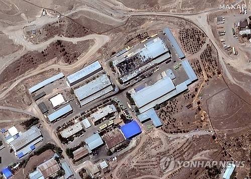 막사가 촬영한 혁명수비대 가디르 기지 모습. 검게 그을린 부분이 폭격맞은 자리 [로이터 연합뉴스 자료사진. 재판매 및 DB 금지]