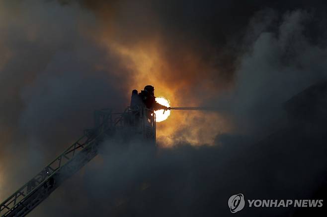 러시아 드론이 공격한 우크라이나 자포리자에서 화재 진압하는 소방관(기사와 관계없음) [AP 연합뉴스 자료사진. 재판매 및 DB 금지]