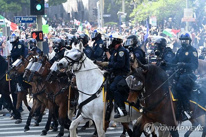 14일 LA 시위 현장에서 시위대 해산시키는 캘리포니아 고속도로순찰대 [AFP=연합뉴스. 재판매 및 DB 금지]