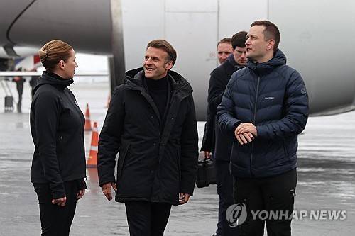 그린란드 방문한 마크롱 (누크[그린란드] AFP=연합뉴스) 에마뉘엘 마크롱 프랑스 대통령(중앙)이 15일(현지시간) 그린란드 수도 누크에 도착해 메테 프레데릭센 덴마크 총리(좌), 옌스 프레데리크 니엘센 그린란드 총리와 인사하고 있다. 2025.6.15 photo@yna.co.kr [재판매 및 DB 금지]