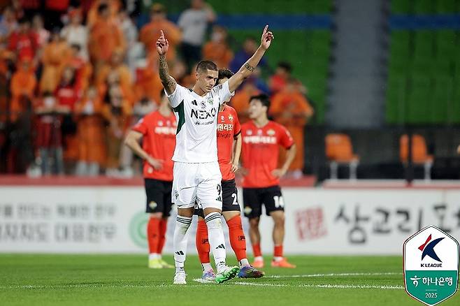 멀티골 넣은 티아고 (서울=연합뉴스) 프로축구 K리그1 전북 현대가 부활한 티아고의 멀티골과 대표팀에 다녀온 전진우의 쐐기골을 앞세워 강원FC를 완파하고 3연승을 내달렸다.
    전북은 13일 춘천송암스포츠타운 주경기장에서 열린 하나은행 K리그1 2025 18라운드 원정 경기에서 강원에 3-0으로 승리했다. 사진은 이날 득점한 뒤 세리머니를 하는 티아고. 2025.6.13 [한국프로축구연맹 제공. 재판매 및 DB 금지] photo@yna.co.kr