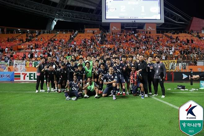 3연승을 기뻐하는 제주SK FC 선수들 [한국프로축구연맹 제공. 재판매 및 DB 금지]