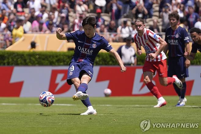 페널티킥을 차는 이강인 [AP=연합뉴스]