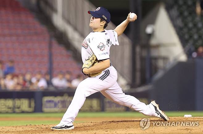 8회초 등판한 김택연 (서울=연합뉴스) 김성민 기자 = 20일 서울 잠실야구장에서 열린 프로야구 2025 신한 SOL 뱅크 KBO리그 SSG 랜더스와 두산 베어스의 경기. 8회초 두산 김택연이 역투하고 있다. 2025.5.20 ksm7976@yna.co.kr