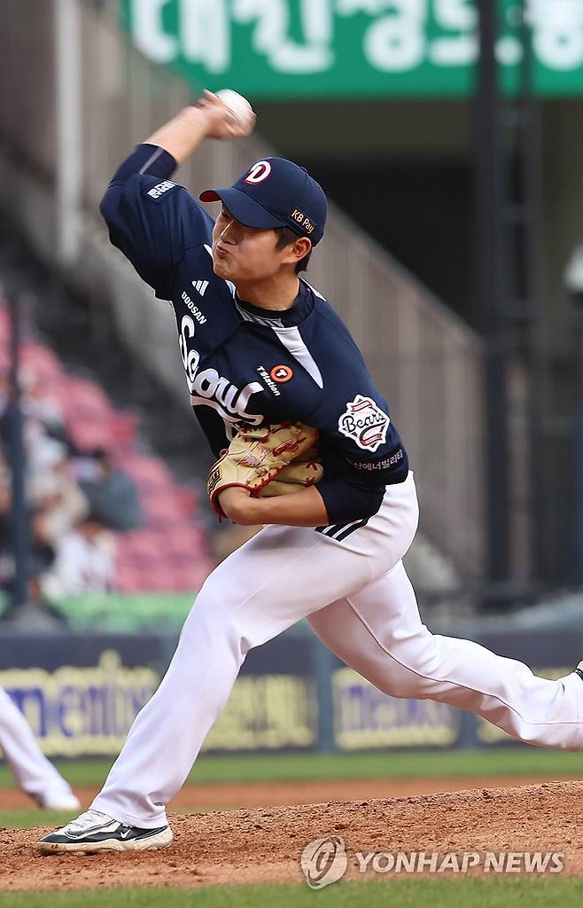 역투하는 김택연 (서울=연합뉴스) 이정훈 기자 = 13일 서울 잠실야구장에서 열린 프로야구 2025 신한 SOL 뱅크 KBO리그 두산 베어스와 LG 트윈스의 경기. 9회말 두산 김택연이 역투하고 있다. 2025.4.13 uwg806@yna.co.kr