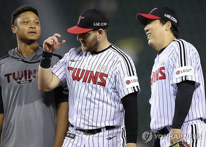 승리 주역 김현수와 오스틴 (서울=연합뉴스) 김도훈 기자 = 11일 서울 잠실야구장에서 열린 프로야구 2025 신한 SOL 뱅크 KBO리그 SSG 랜더스와 LG 트윈스의 경기에서 6-4로 승리를 거둔 LG 김현수와 오스틴이 관중을 향해 인사하고 있다. 왼쪽은 이날 선발 에르난데스. 2025.6.11 superdoo82@yna.co.kr