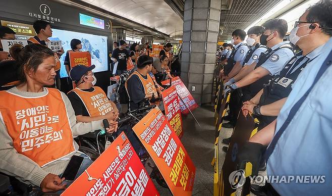 국정기획위 출범 맞아 기자회견 하는 전장연 (서울=연합뉴스) 김도훈 기자 = 전국장애인차별철폐연대(전장연) 회원들이 16일 서울 경복궁역에서 국정기획위원회 출범을 맞아 장애인 관련 장애인 탈시설 권리 보장·장애인 건강권 보장 등 장애인 관련 정책 수립을 촉구하며 기자회견을 하고 있다. 
     이날 오전 이재명 정부의 국정 철학에 따라 추진될 국정과제의 로드맵을 제시하는 국정기획위원회가 정부서울청사 창성동 별관에서 현판식을 열고 공식 출범한다. 2025.6.16 superdoo82@yna.co.kr