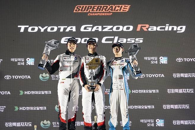 금호타이어 "압도적인 경기력으로 3라운드 포디엄 석권 쾌거" (서울=연합뉴스) 지난 14일 강원 인제 스피디움에서 열린 '2025 오네(O-NE) 슈퍼레이스 챔피언십' 토요타 가주 레이싱 6000 클래스 3라운드 '인제 나이트 레이스'에서 경기에서 왼쪽부터 금호 SL모터스포츠 팀의 노동기 선수, 이창욱 선수, 브랜뉴 레이싱 팀의 헨잔 료마 선수가 3라운드 포디엄을 차지한 뒤 기념 촬영을 하고 있다. 금호 SL모터스포츠 팀은 금호타이어가 후원하고 신영학 감독이 지휘한다. 2025.6.16 [금호타이어 제공. 재판매 및 DB 금지]