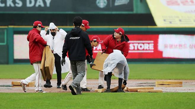 4월 19일 LG-SSG 전에서 관계자들이 그라운드 정비하는 모습.  [SSG 랜더스 제공. 재판매 및 DB 금지]