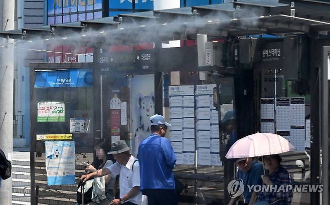 불볕더위에 가동되는 버스 승강장 쿨링포그 [연합뉴스 자료사진]
