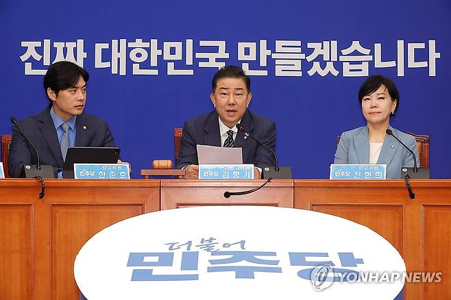 발언하는 김병기 신임 원내대표 (서울=연합뉴스) 류영석 기자 = 더불어민주당 김병기 당대표 직무대행 겸 원내대표가 16일 국회에서 열린 최고위원회의에 참석해 발언하고 있다. 2025.6.16 ondol@yna.co.kr