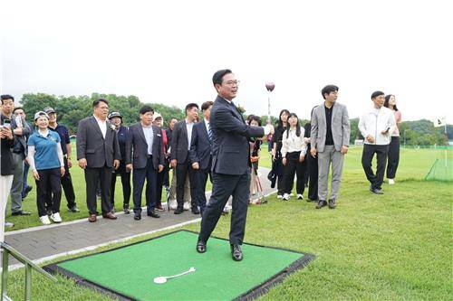 티샷하는 김석필 시장 권한대행 [천안시 제공. 재판매 및 DB 금지]