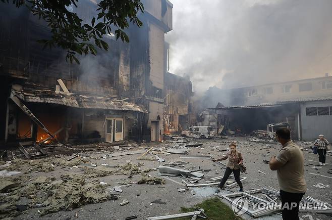 드론 공격으로 파괴된 건물 주변을 지나는 키이우 주민들 [EPA 연합뉴스 자료사진. 재판매 및 DB 금지]